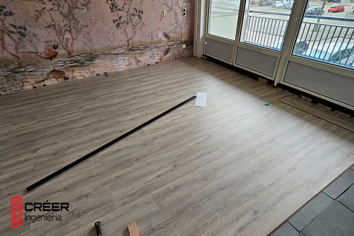 Instalação de piso laminado em apartamento residencial em Coimbra — projeto de remodelação